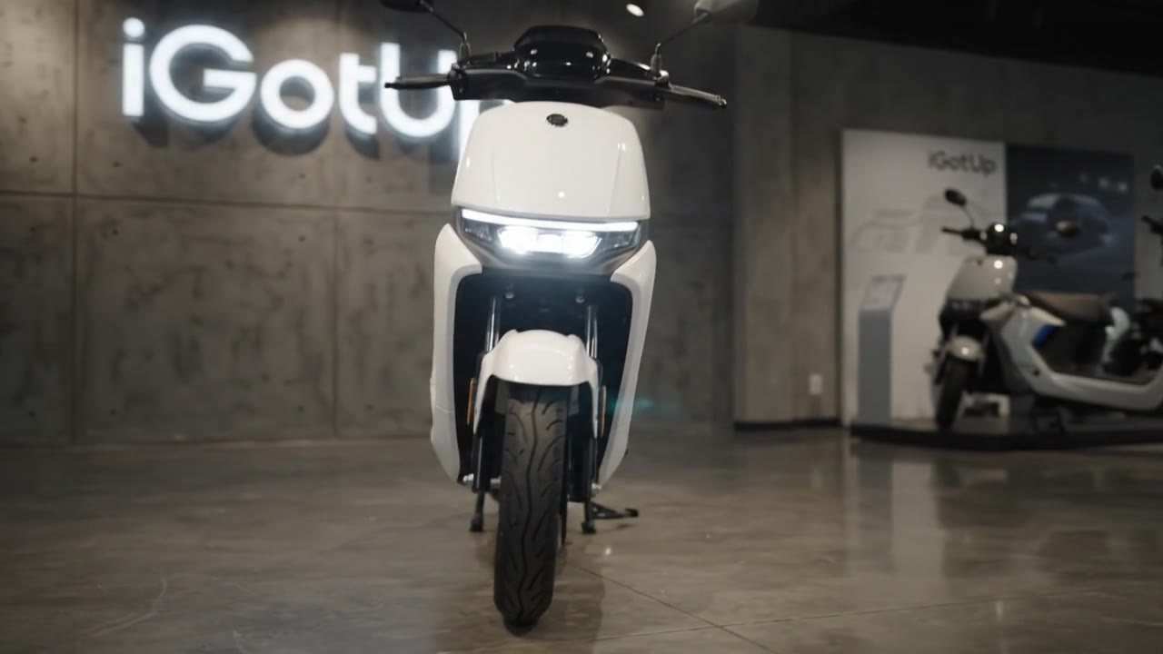 Scooter elétrica iGotUp branca de frente, no showroom